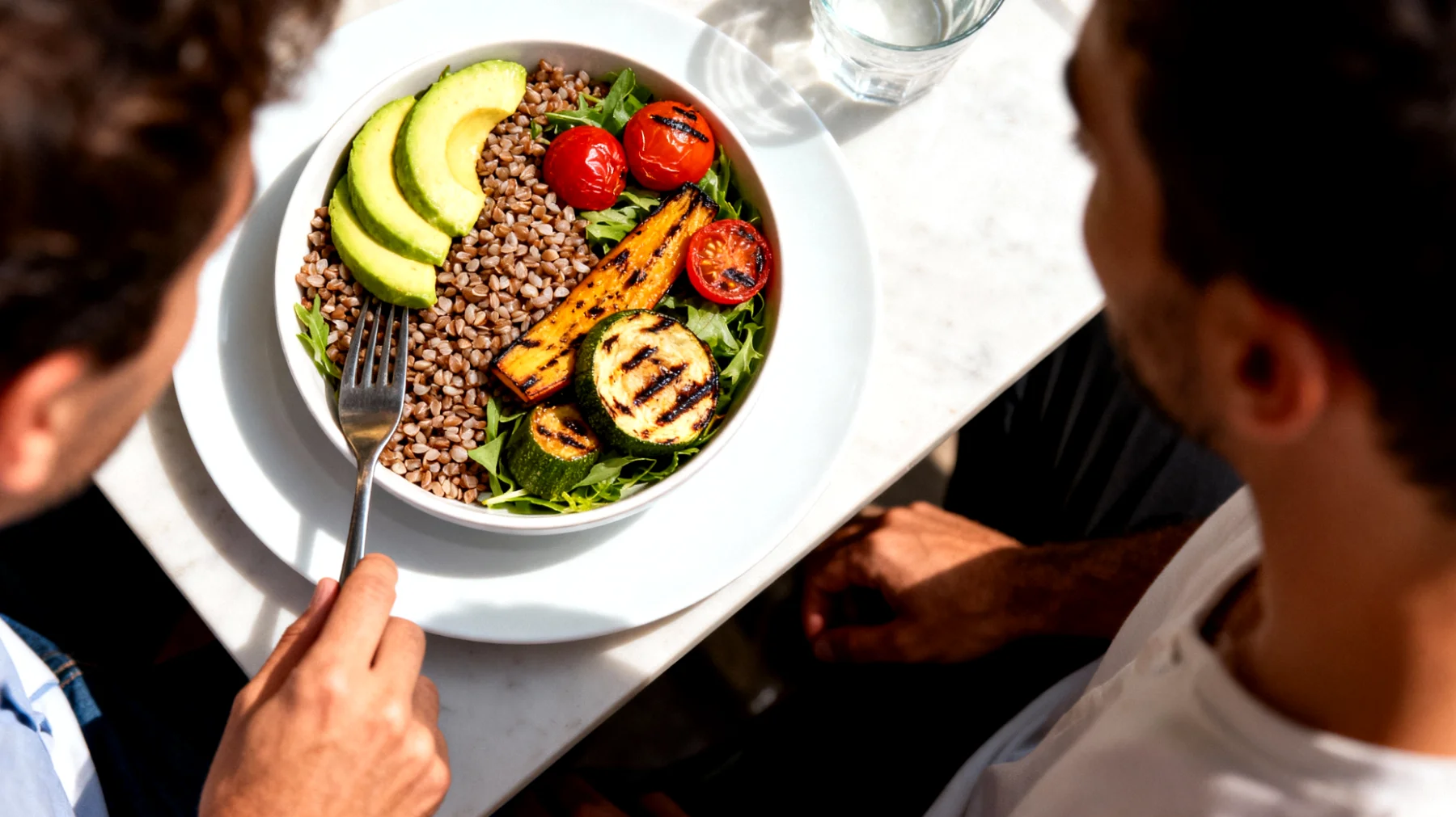 Salade de sarrasin aux légumes grillés et avocat"