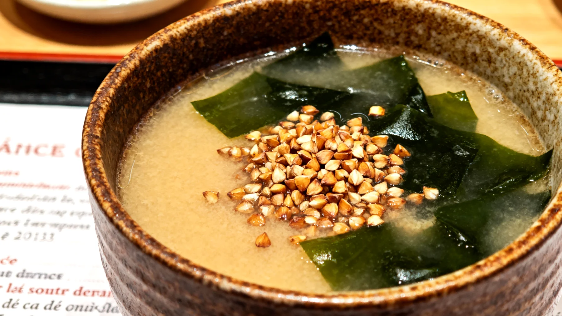 Soupe miso au sarrasin grillé (soba-cha) et algue wakame"