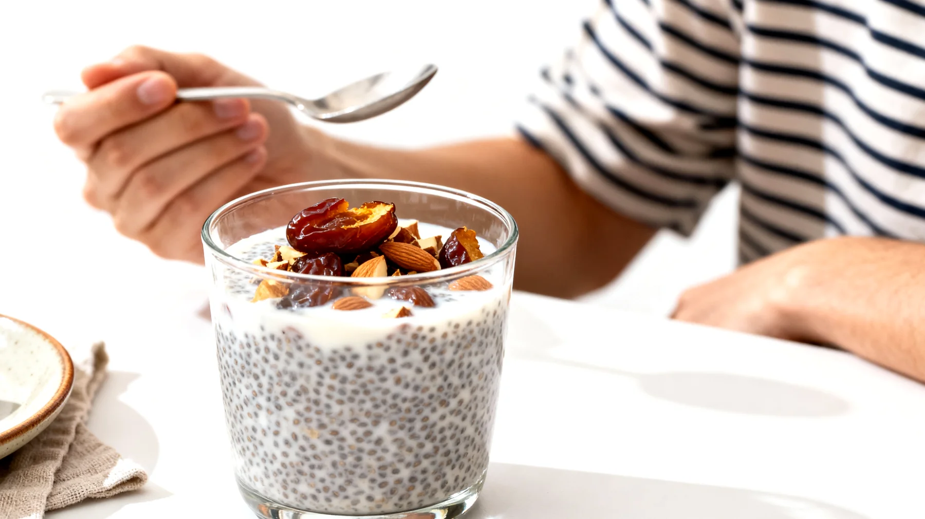Pudding de graines de chia aux dattes et lait d'amande"