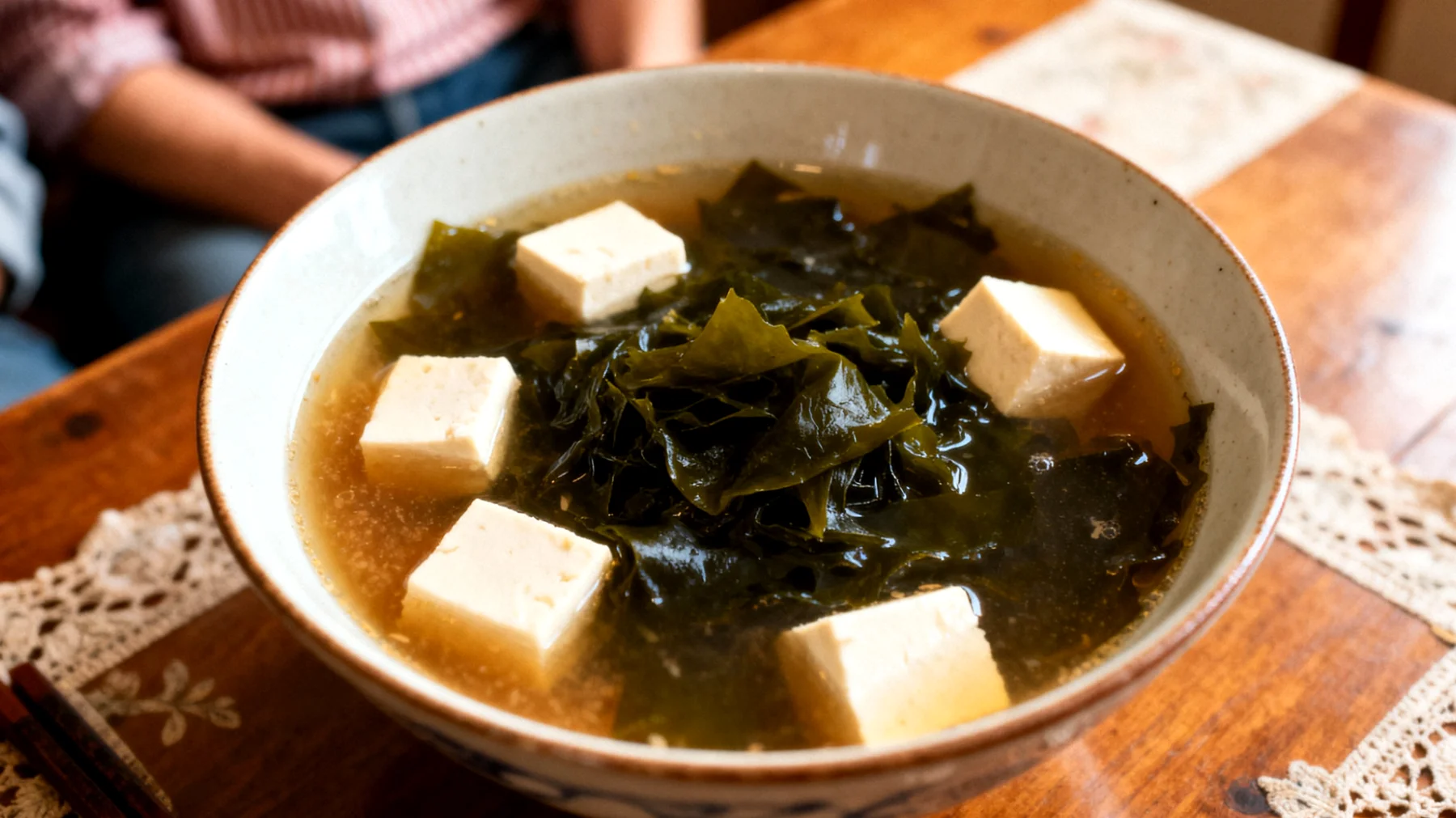 Soupe miso aux algues wakame et tofu soyeux"